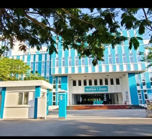 Sân bê tông thuộc Khối nhà học tập và thực hành, thí nghiệm (Toà nhà B). Diện tích 500 m2