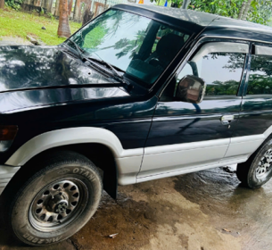Xe ô tô con đã qua sử dụng nhãn hiệu Mitsubishi, loại Pajero, số sàn, 07 chỗ ngồi, sản xuất năm 2002, Việt Nam, biển đăng ký số 92A-035.23