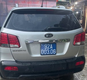 Xe ôtô con nhãn hiệu KIA, năm sản xuất 2009, mã kiểu loại: SORENTO, 7 chỗ, biển kiểm soát số: 92A-003.06, đã qua sử dụng